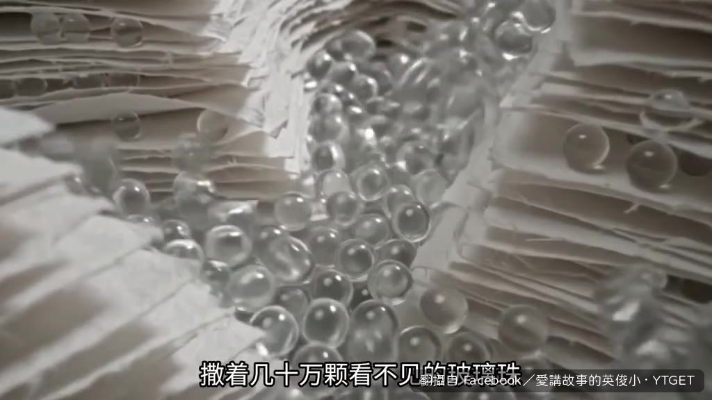 施工人員往熱漆上噴玻璃珠