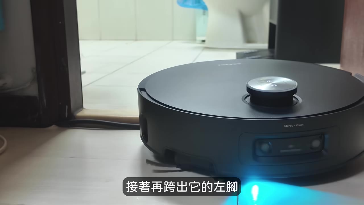 小黑跨越廁所門檻