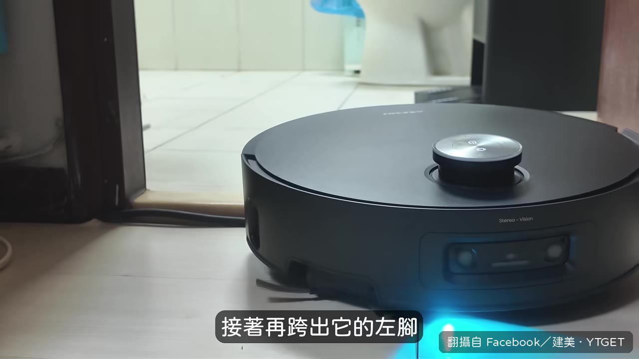 小黑跨越廁所門檻