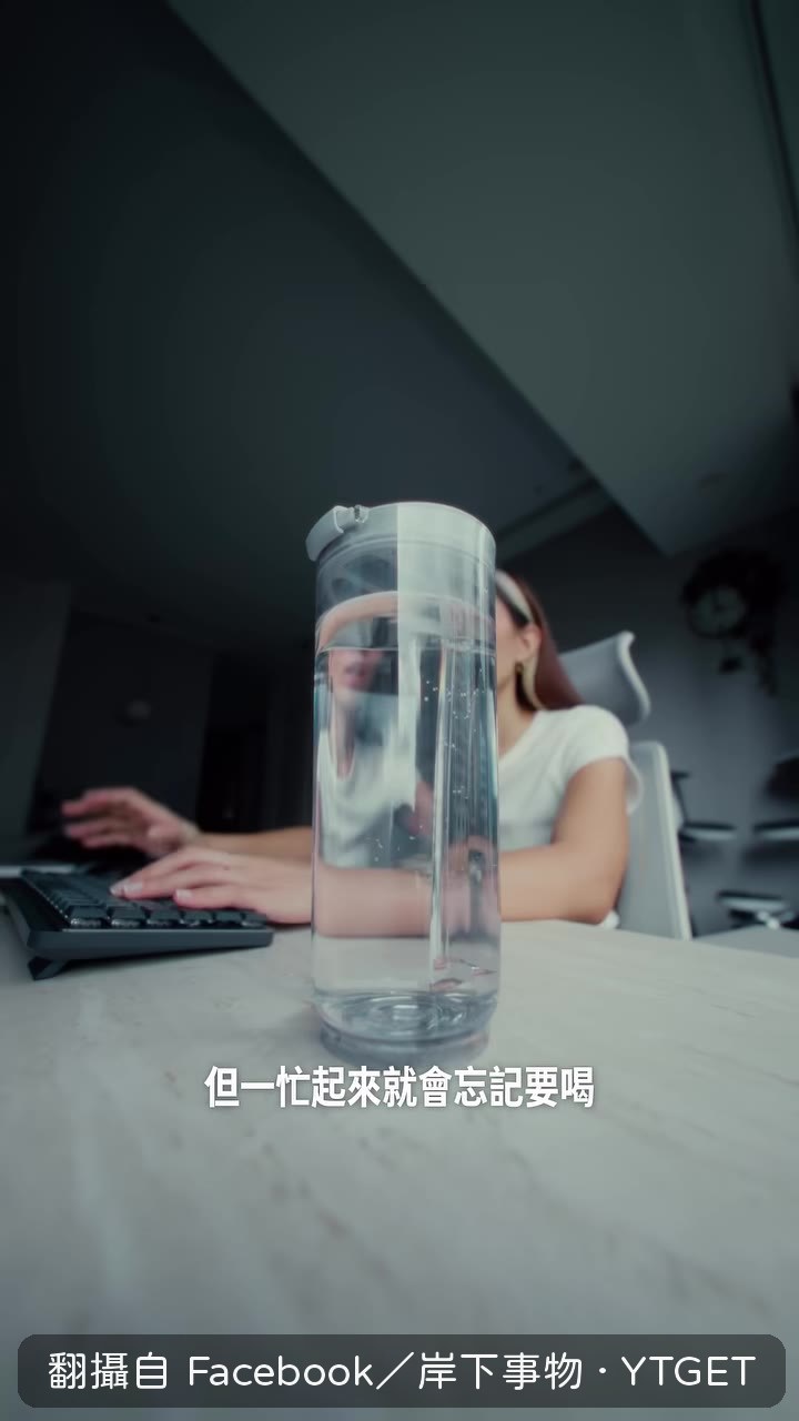 Michelle拿起透明杯示範