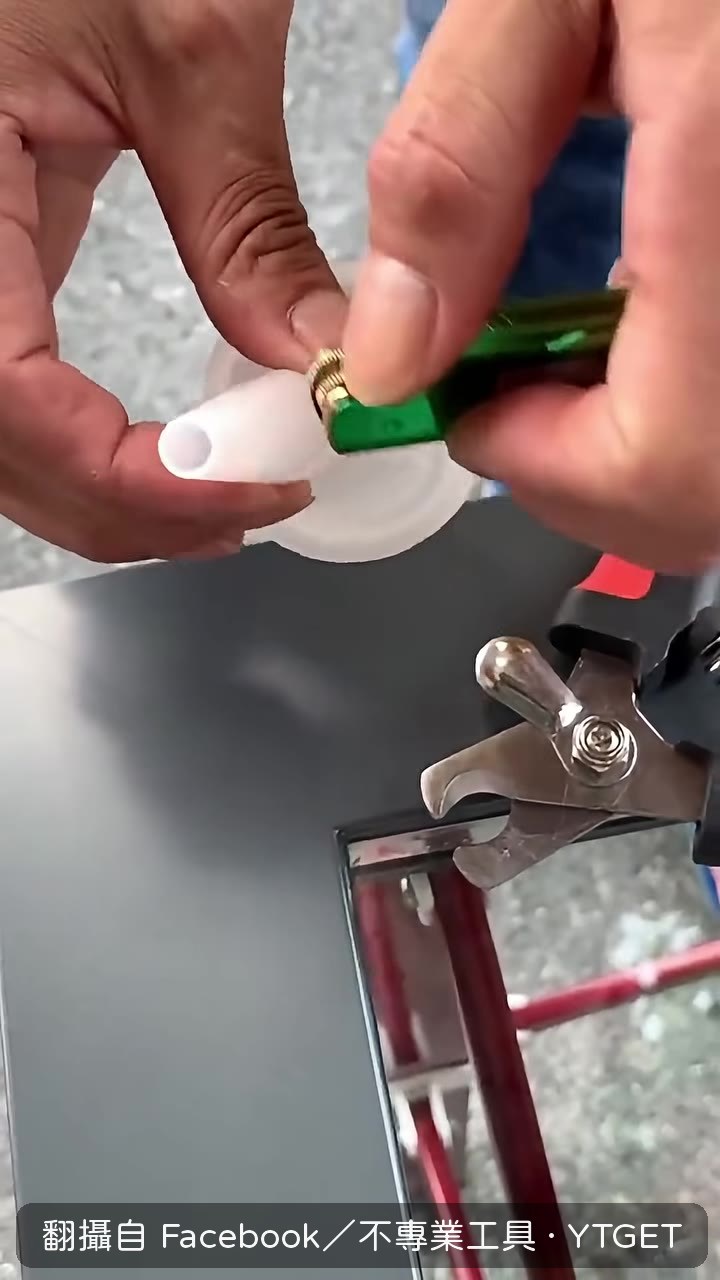 打火機烤軟膠嘴，壓平定型