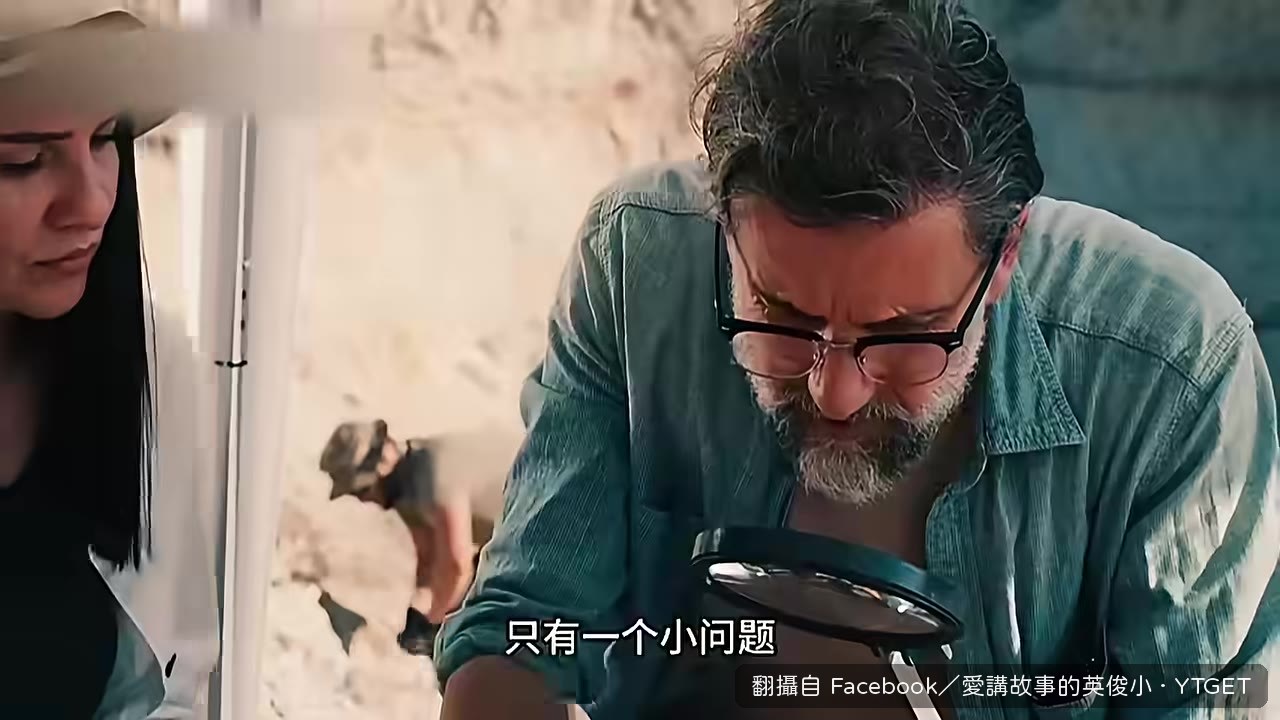 四條腿的鯨魚化石躺在沙漠裡