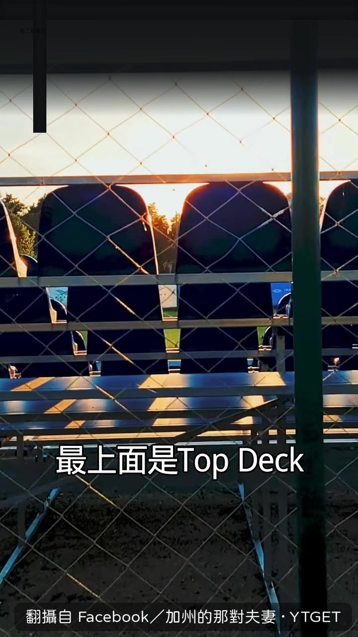 Loge層後半排有頂棚遮陽,視野正對內野