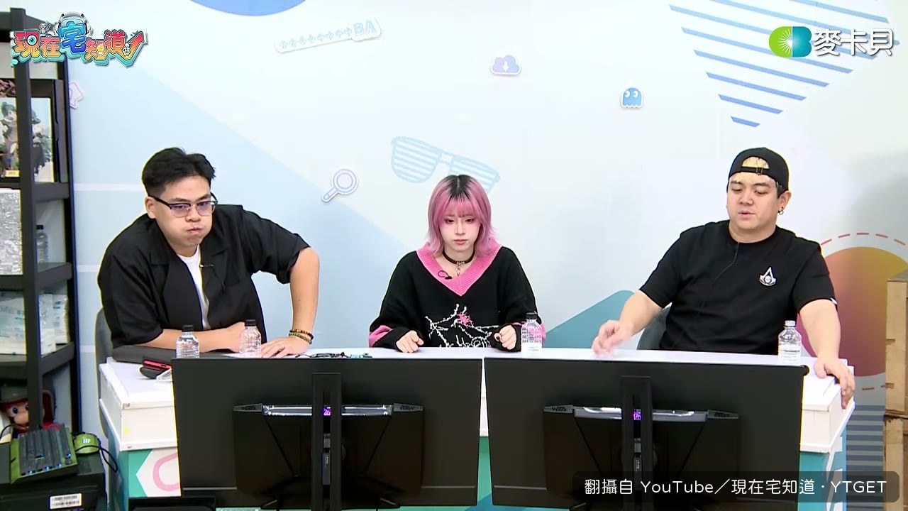 三人開始玩拇指大戰