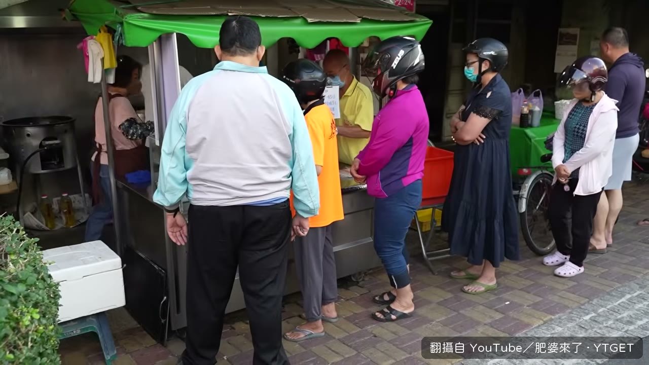 廟前轉角的蛋餅攤排隊人潮