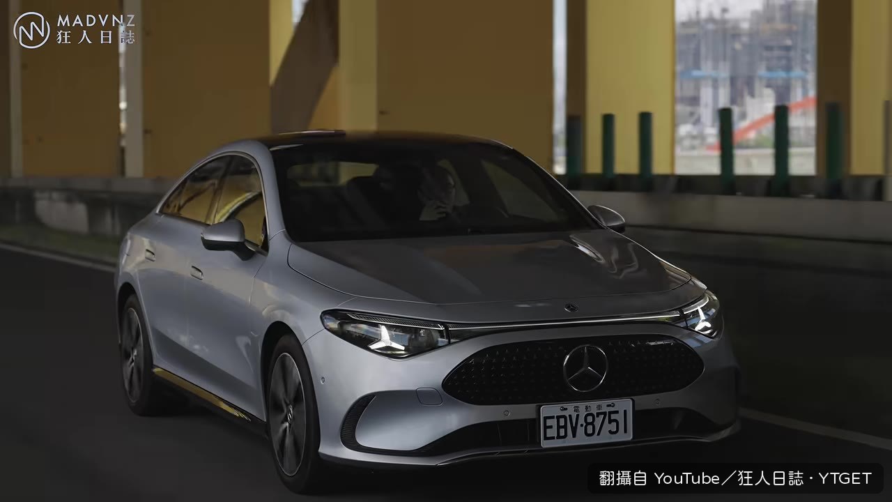 把車開到特斯拉正前方