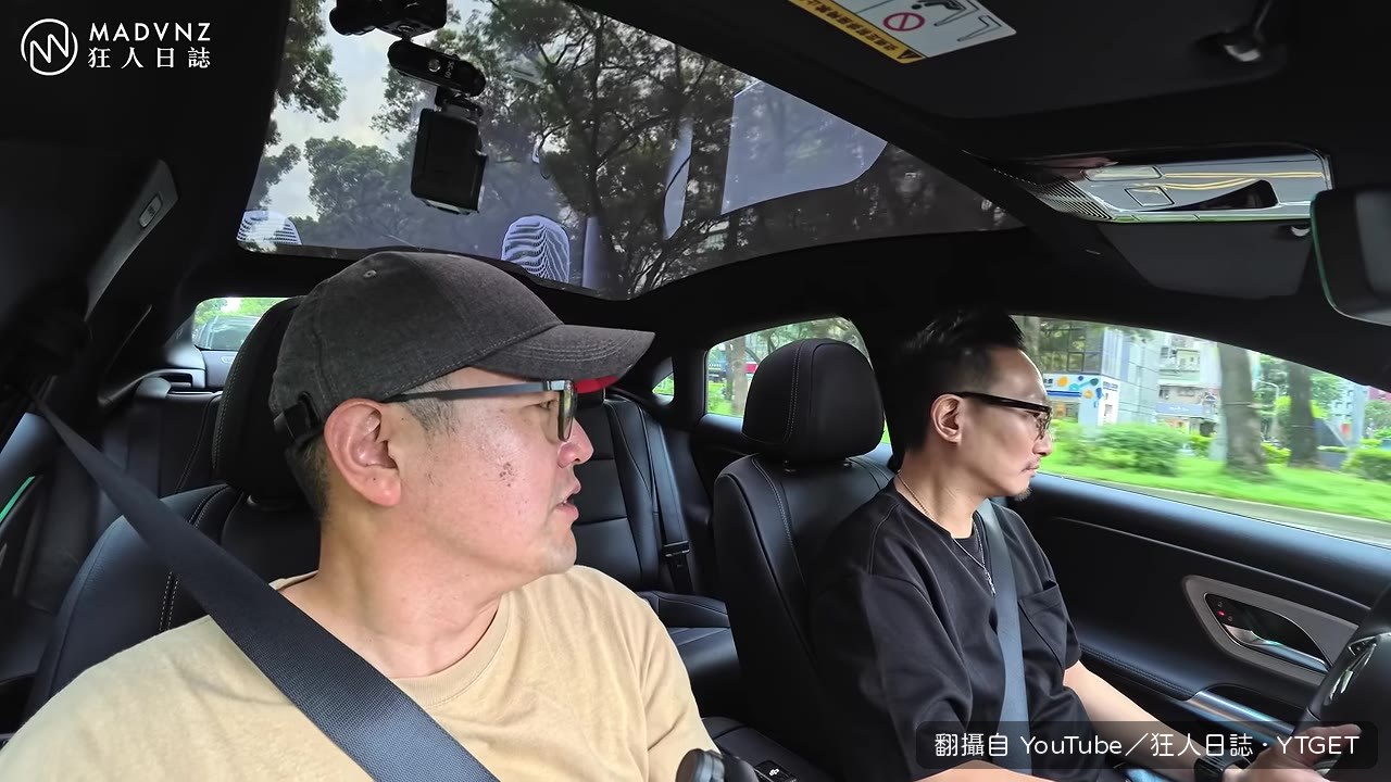 咖啡店老闆稱讚開起來很賓士