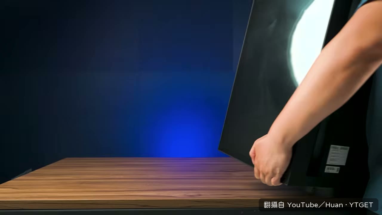 Huan 把 40 公斤的主機抱上三樓