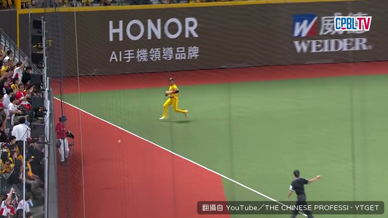 李凱威一局下率先打出二壘安打