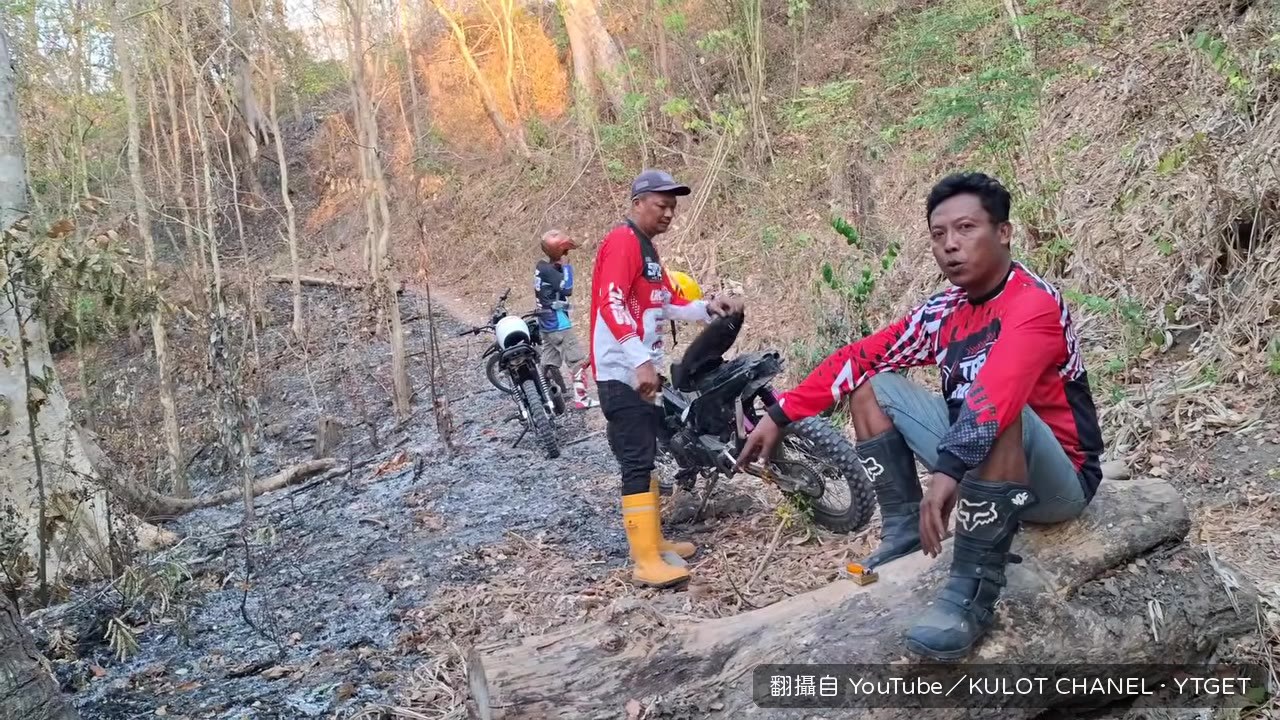 他蹲下來檢查機車狀況