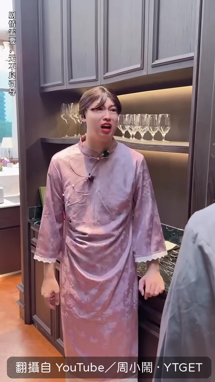 員工看到蟑螂嚇到亂竄
