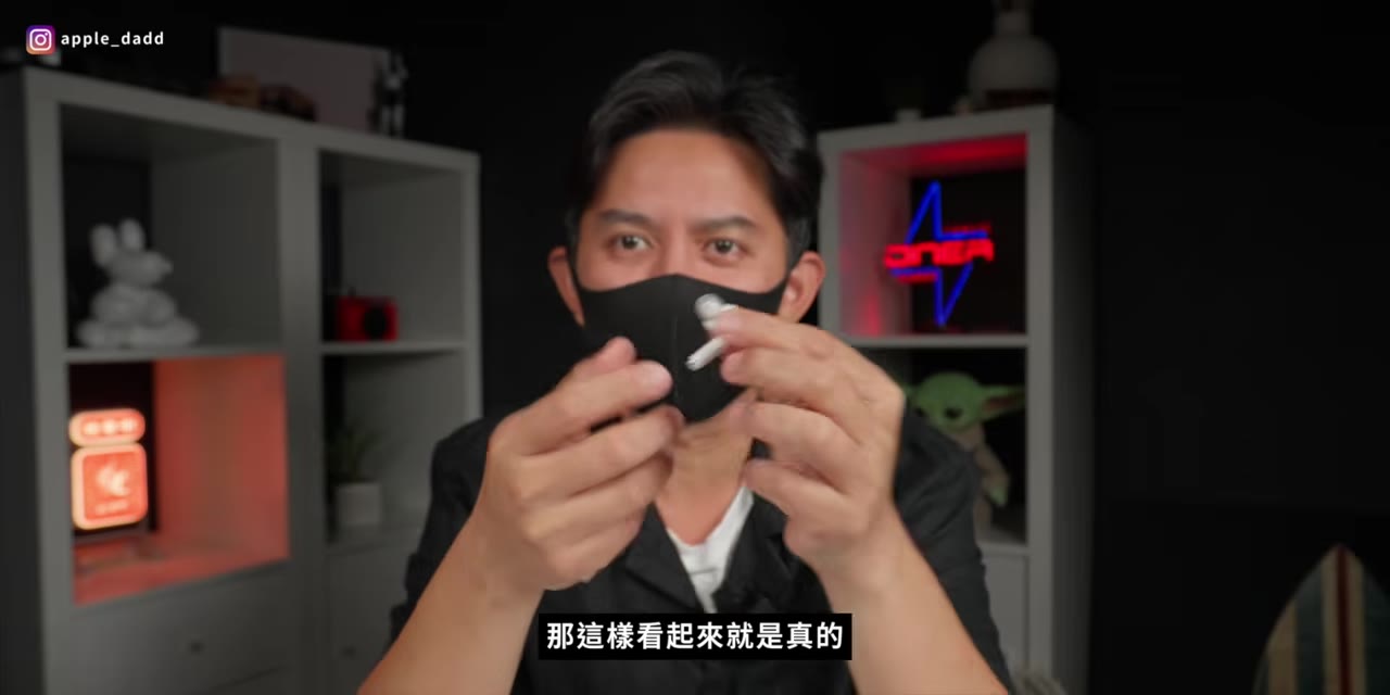 示範影片中 AirPods 鏡頭正在辨識書籍