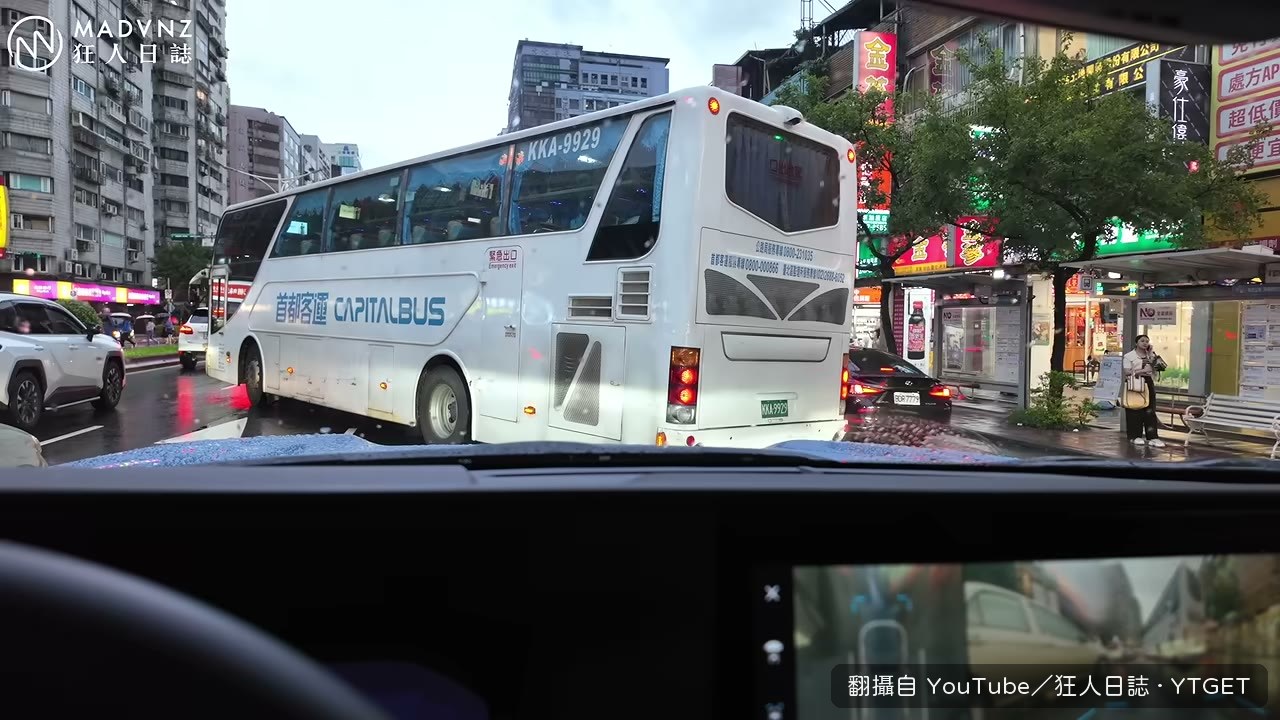 雨天塞車時環景與盲點偵測全開