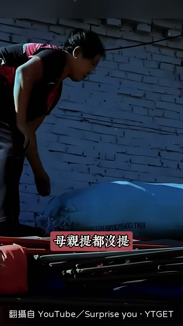 母親拉著手說棉被很貴重