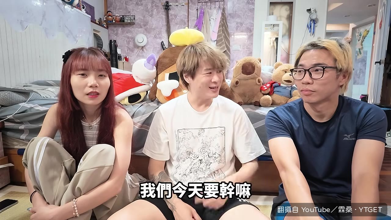 三個人圍著一張刮刮卡準備開玩
