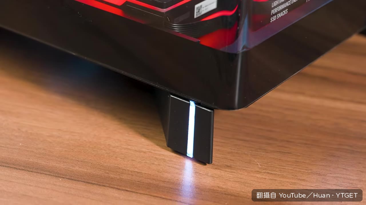 鋁合金邊框與ROG LOGO燈