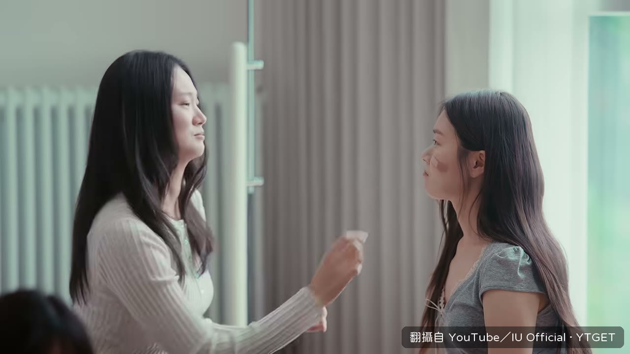 IU 唱到搞笑 T 恤和 Blue moon 項鍊