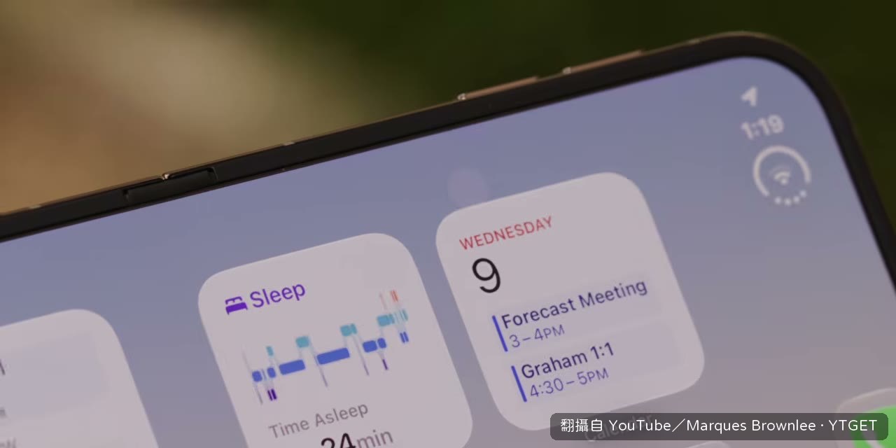 小米內螢幕角落有標準挖孔前鏡頭