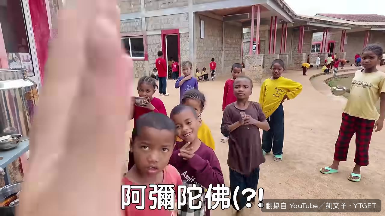 紅色中式建築出現在森林裡