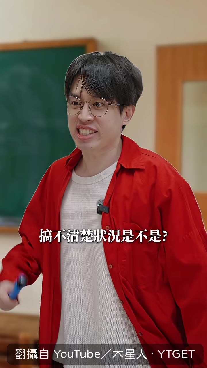 服務生拿選單來點餐