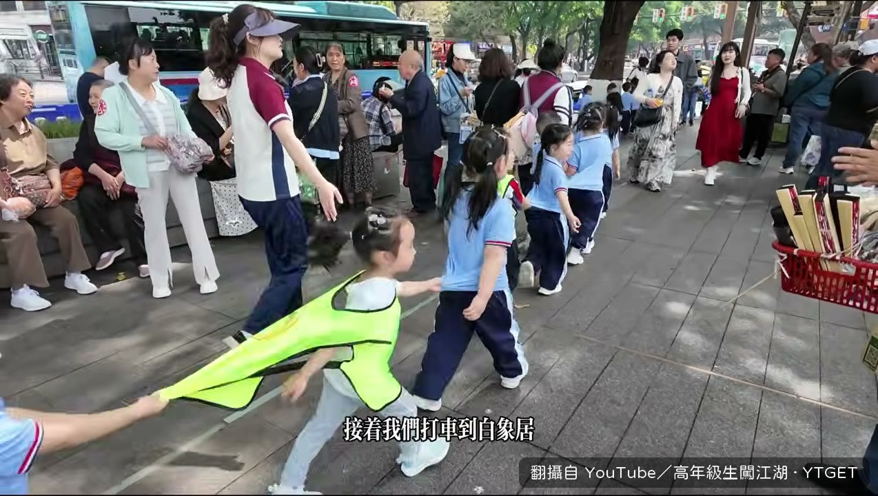 白象居正面進去走幾階，出來爬十幾層