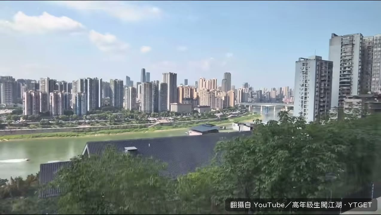 李子壩輕軌穿樓人潮