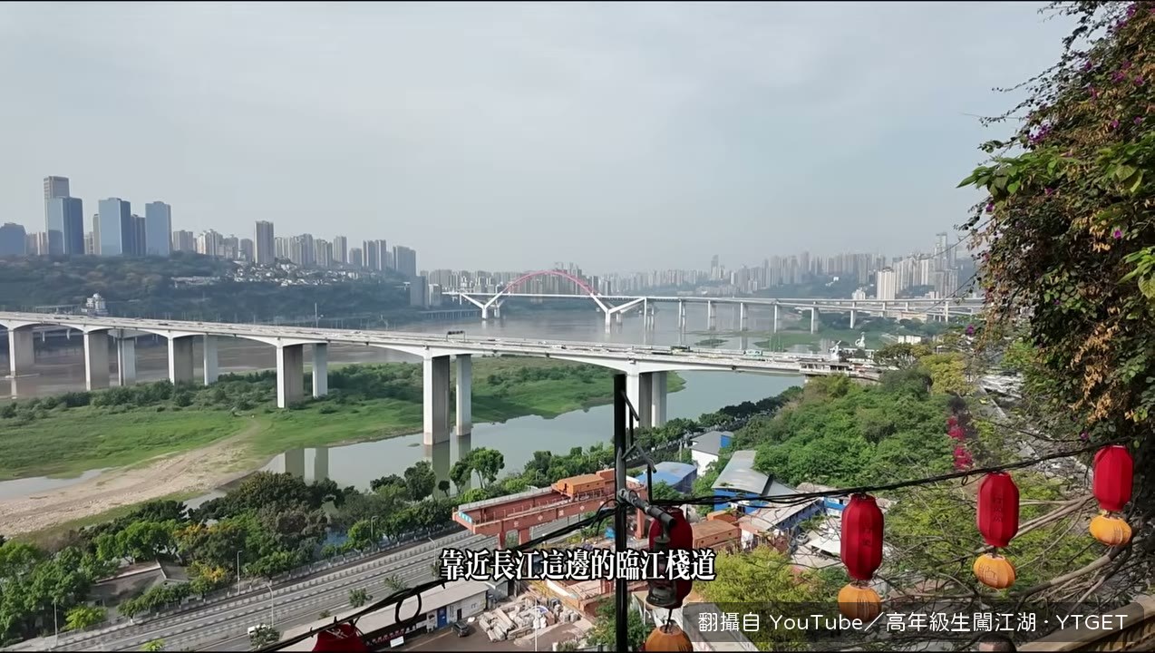 山城巷的陵江棧道一路下坡