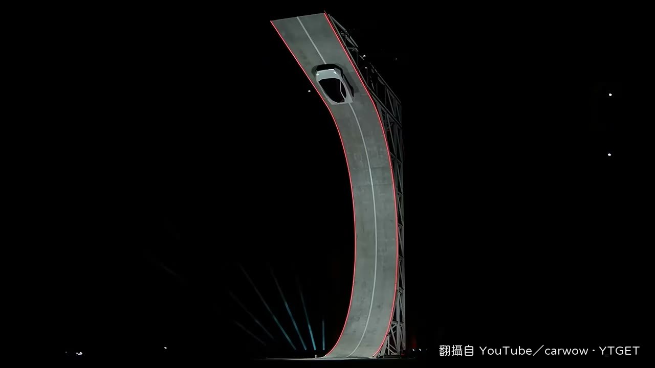 Roadster 被吸在天花板上