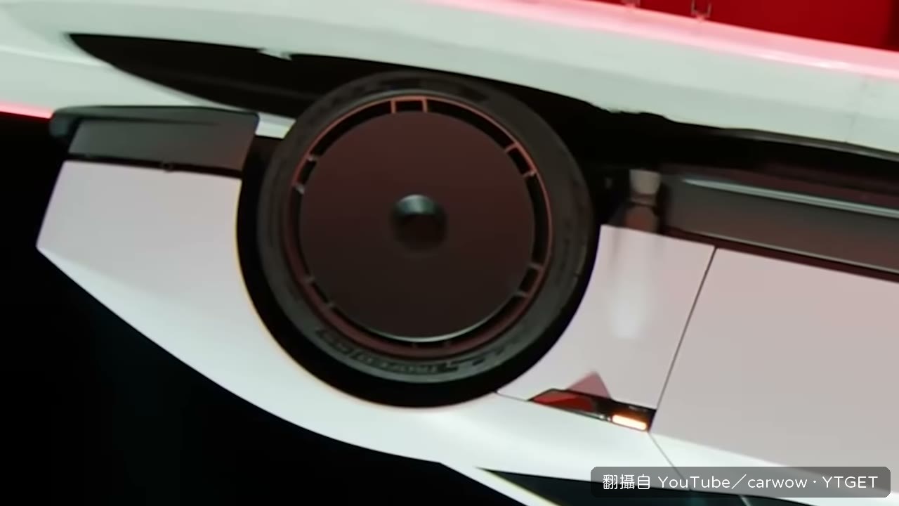 定格畫面看出底盤與輪圈不一致