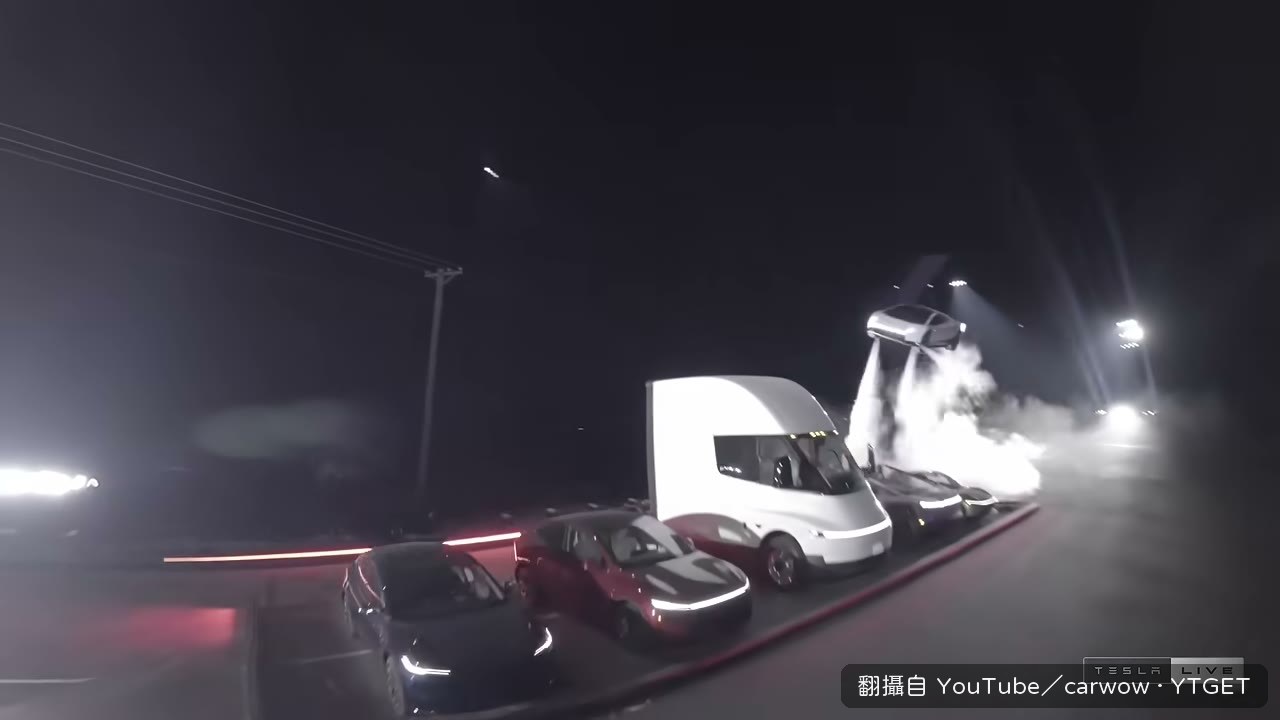 Roadster 翻滾跳過整排 Tesla