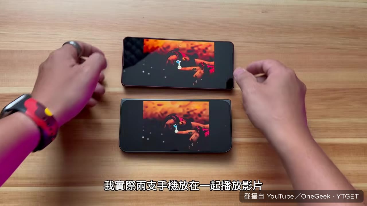 兩支手機並排播放影片，比較螢幕比例