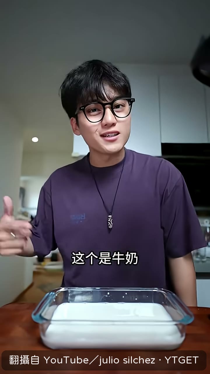 吐司兩面泡進牛奶裡