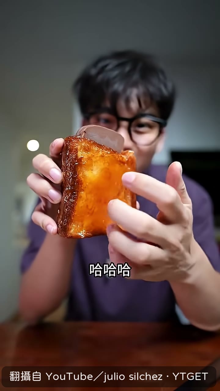 裹好糖漿的吐司呈現琥珀色