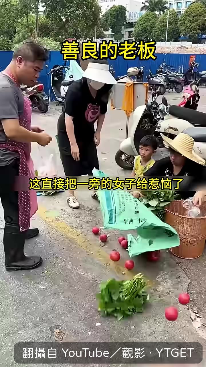 女子掀翻兄弟倆的菜盤