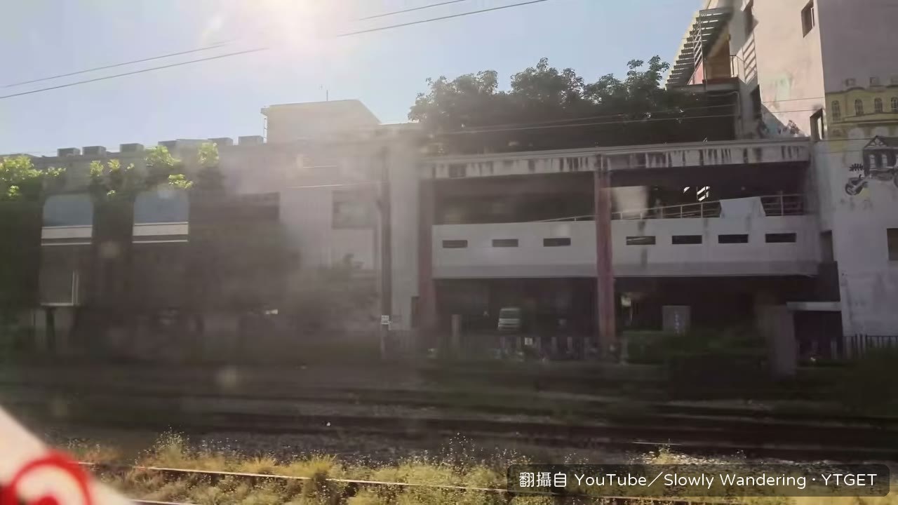 沿路可以看到工程車和風景