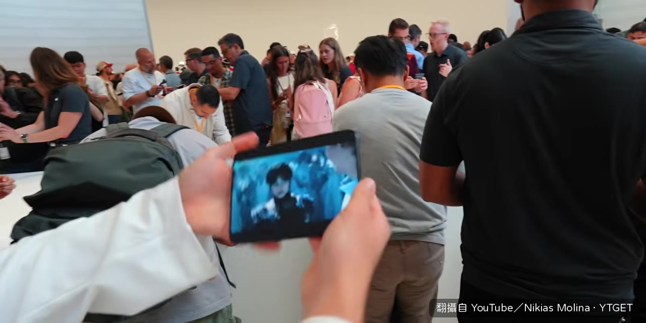 把Netflix折一半出現觸控板