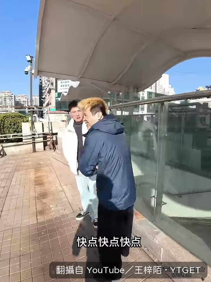 弟弟吃到一半緊急換哥哥上場