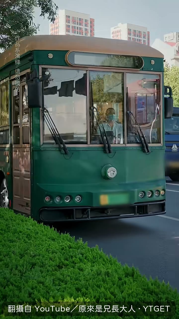 跨海大橋站到了，兩人下車