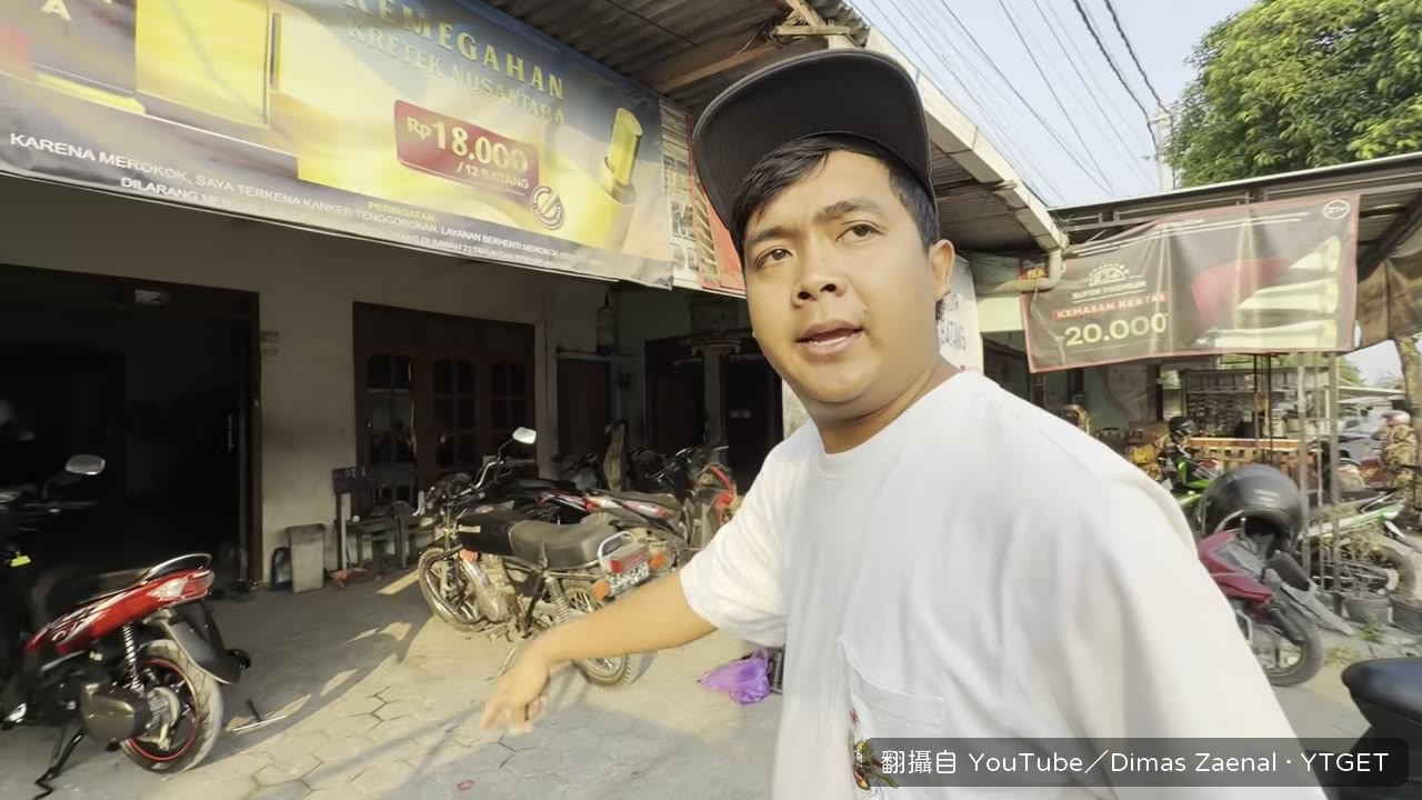 一群人擠在機車行裡閒聊