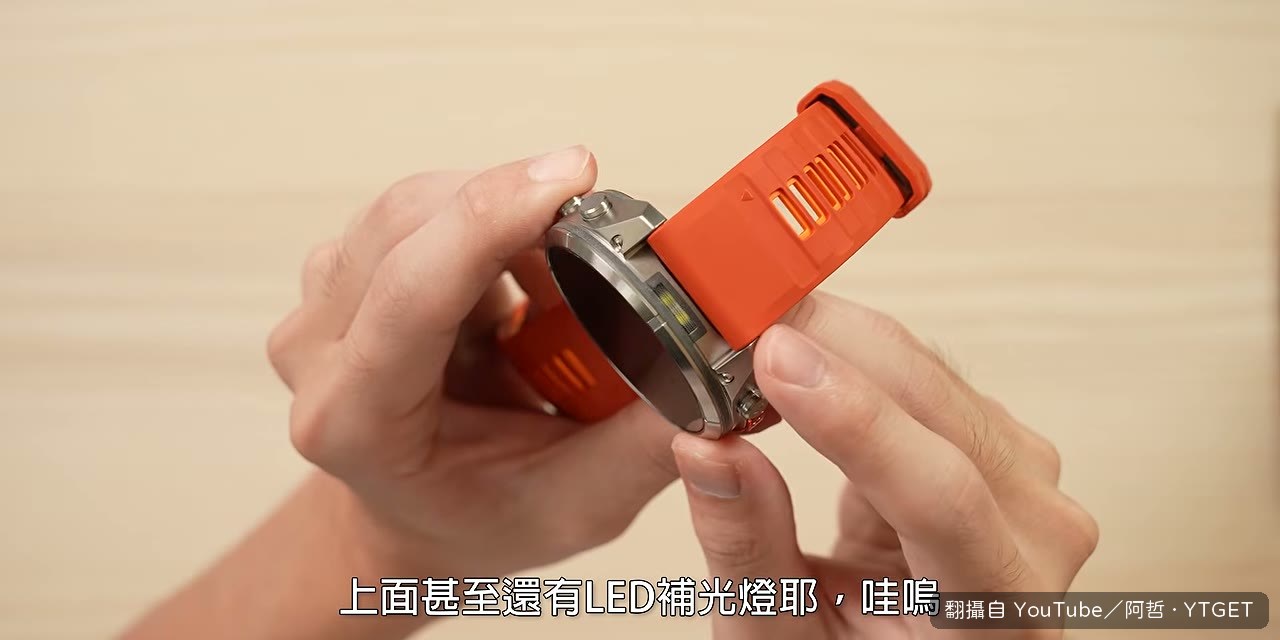 側面 Fenix 標誌與內建 LED 手電筒