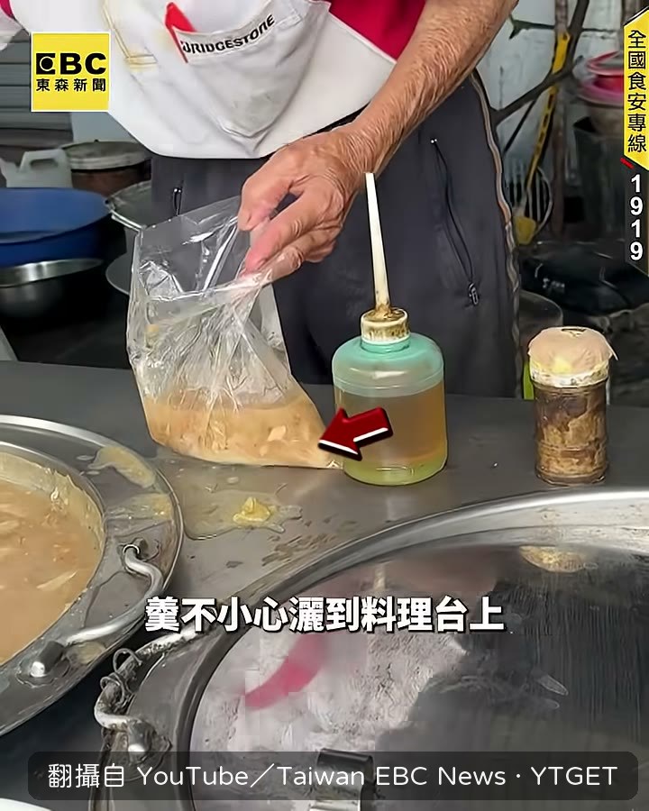 阿公拿黑抹布擦料理台