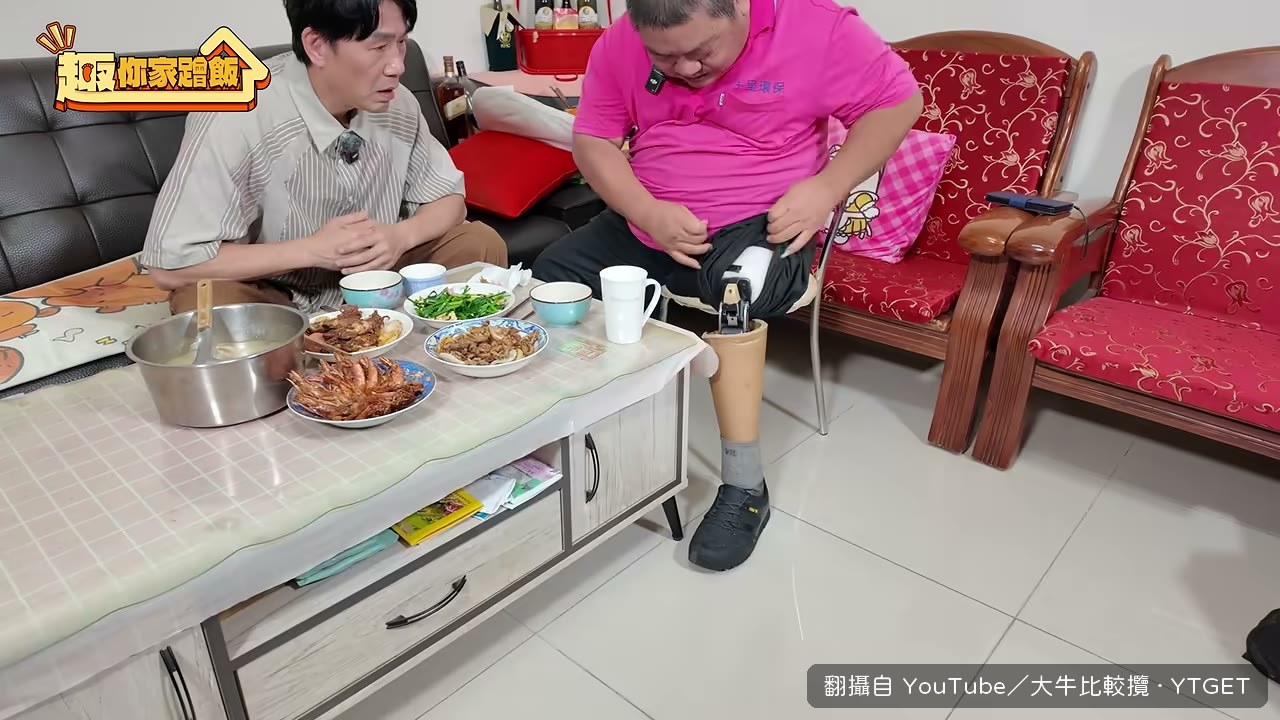 許大哥撩起褲管，說明義肢的位置