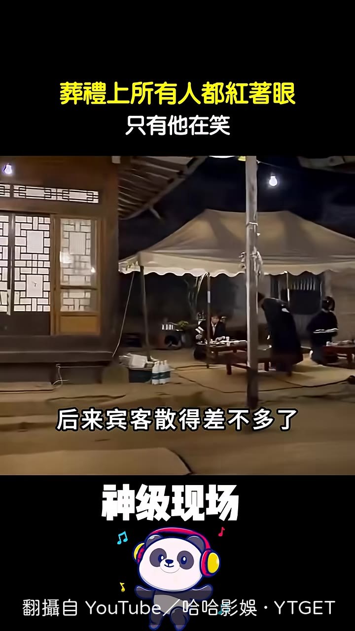 爸爸背對人群，肩膀垮了下來