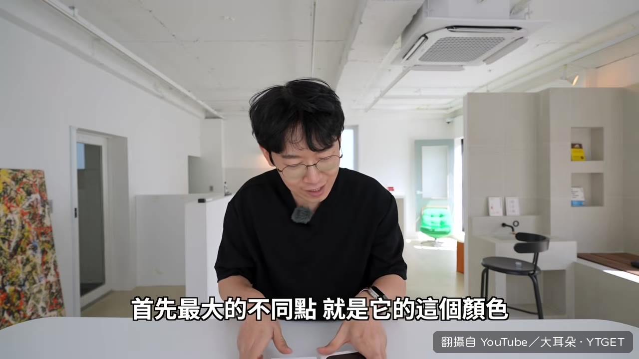 酒紅色的機身在光影下變色