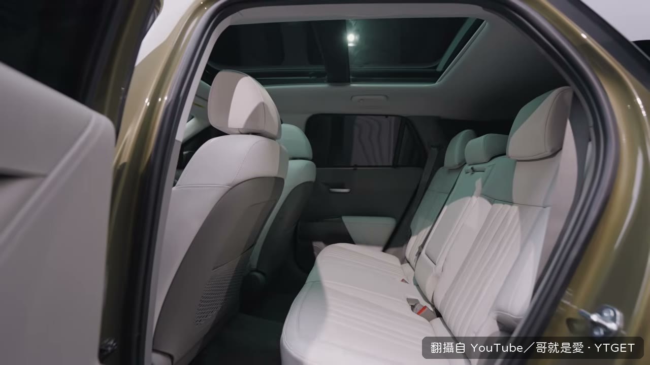 全新極簡座艙與雙層中控台