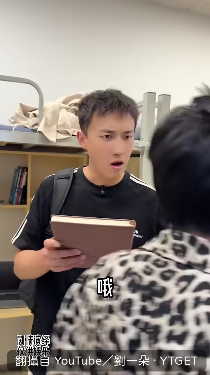 推開衣櫃發現暗門