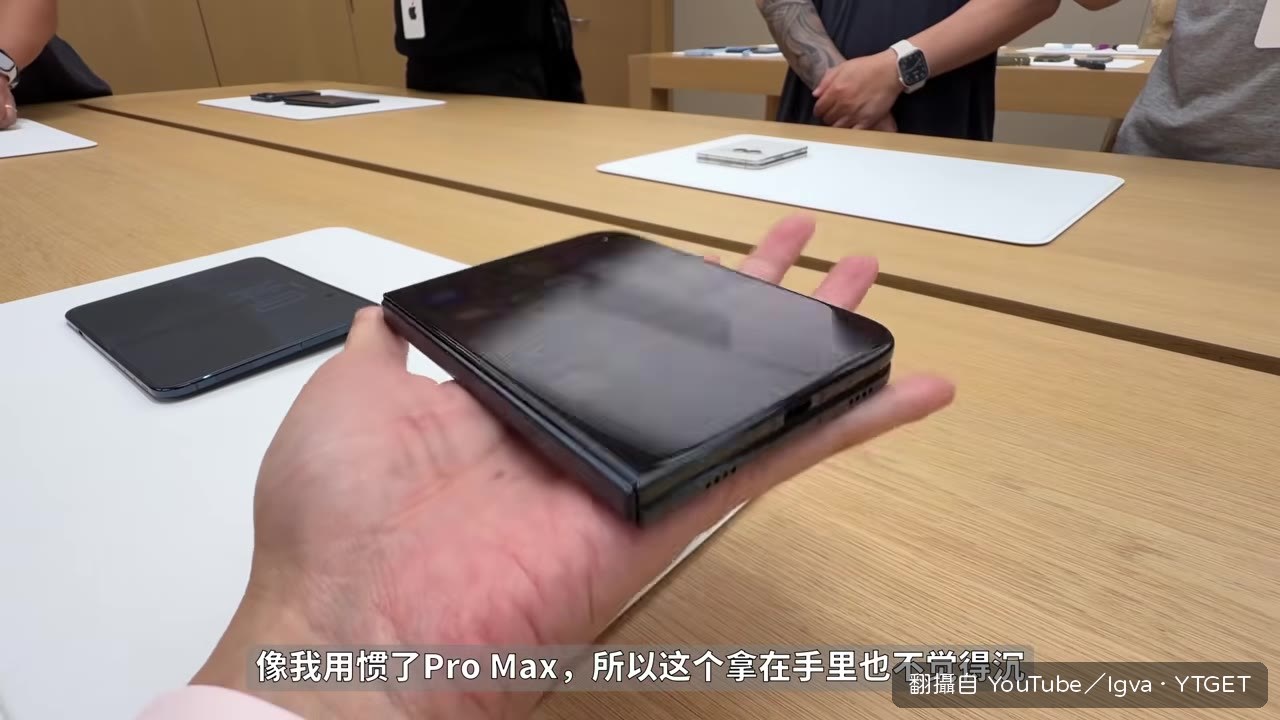 單手握持展開的內屏