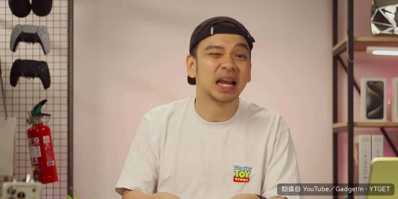 酒紅色的機背質感