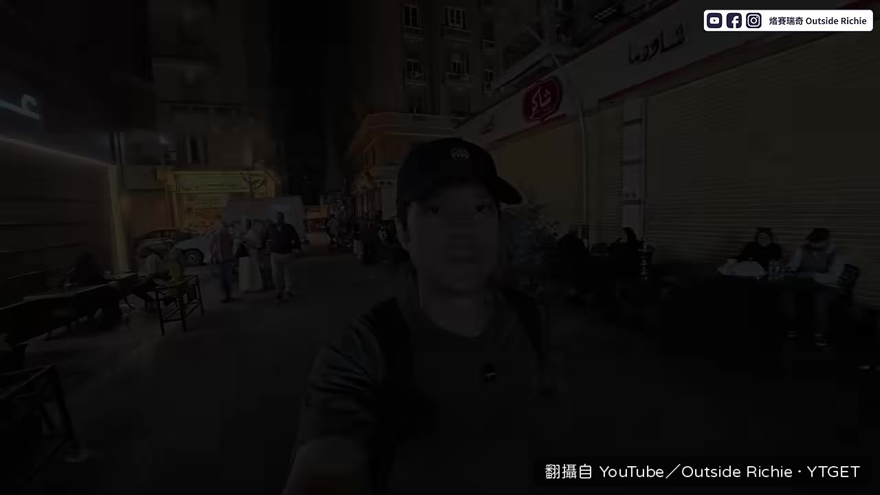 晚上市區路邊坐滿喝茶的人