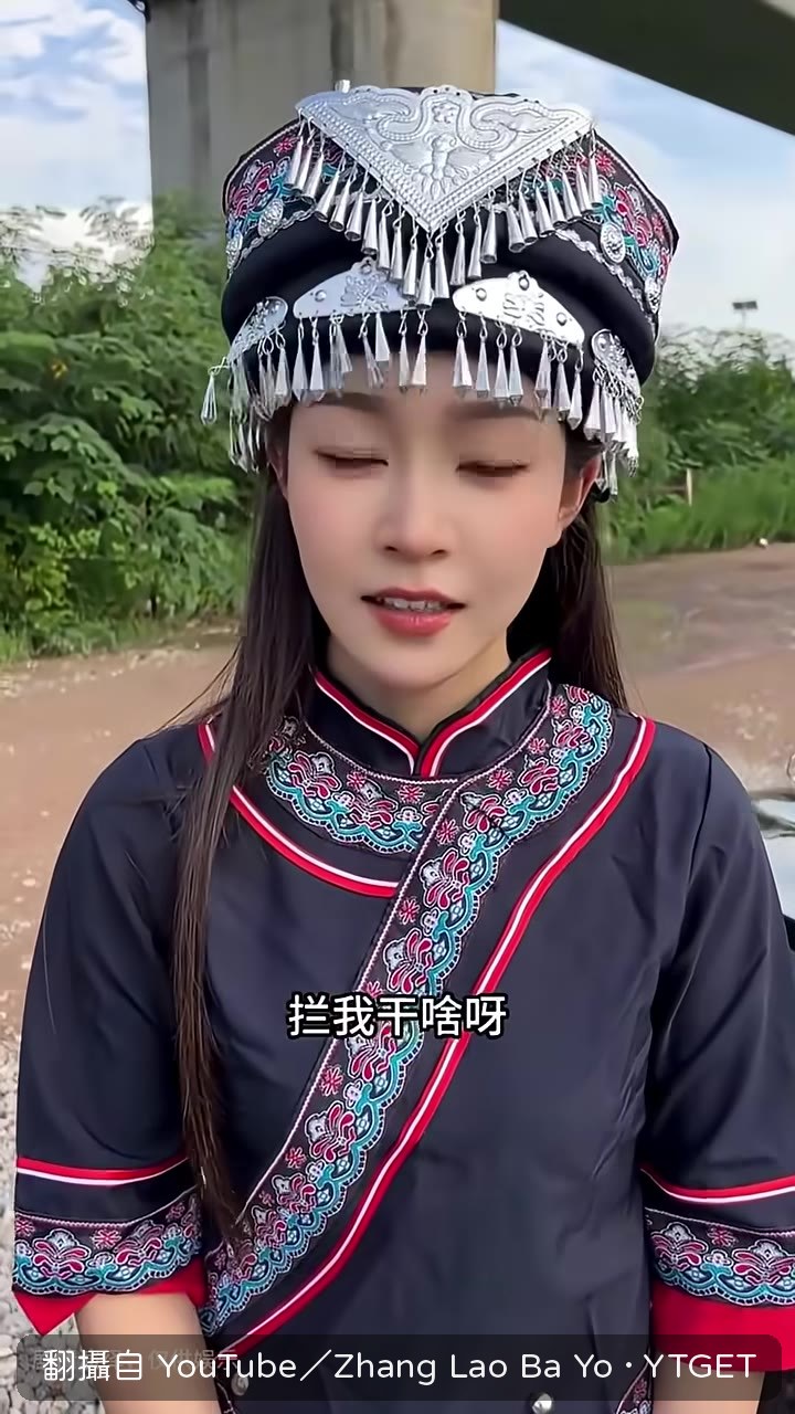 姑娘攔車不準走